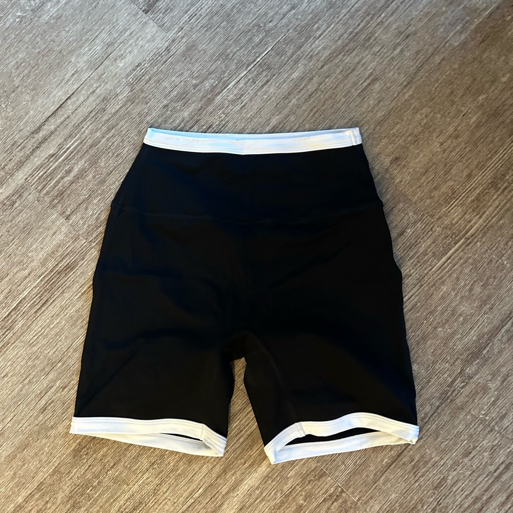 SET active contrast shorts